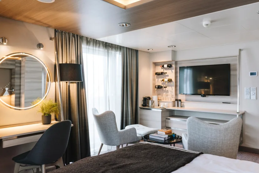 Living space in the Corner Suite | With balcony (MC) onboard MS Fridtjof Nansen. Credit: Clara Tuma
