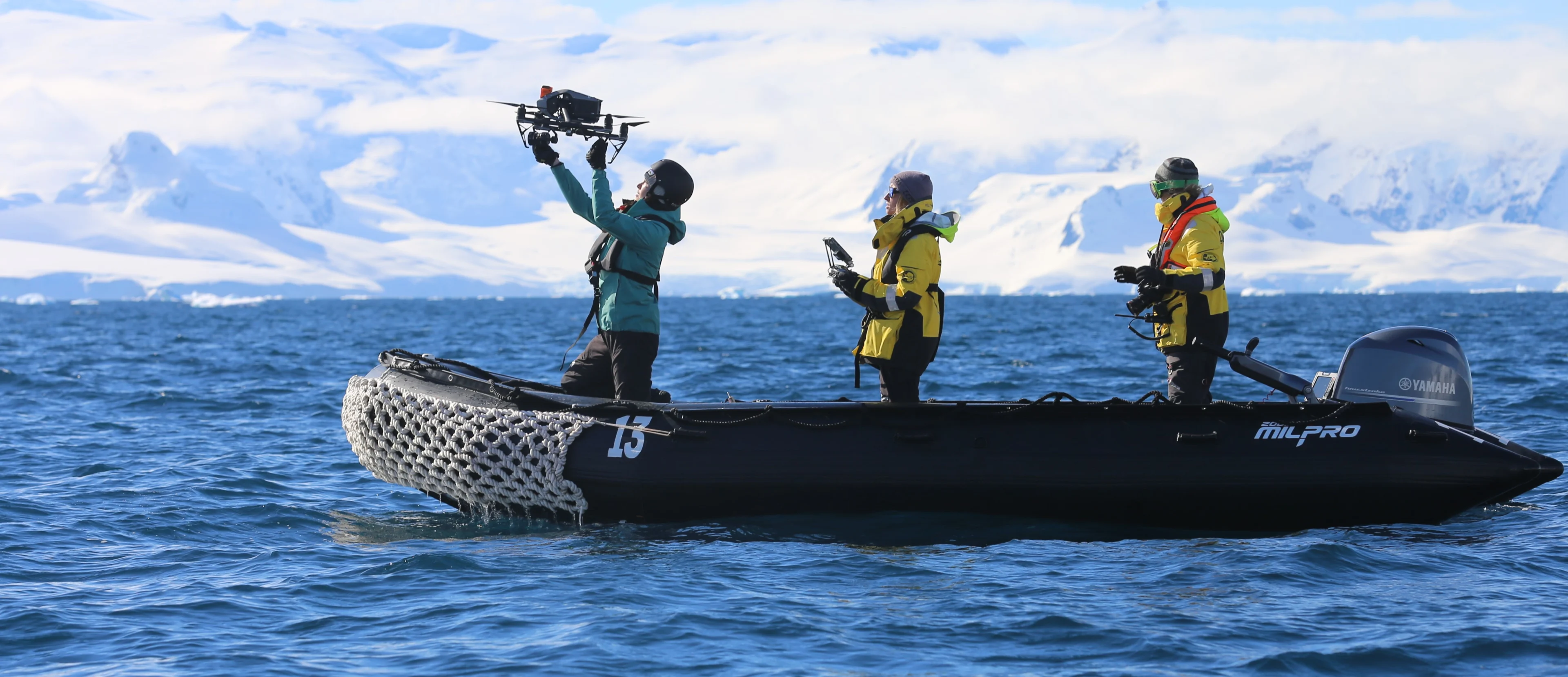 Scientifiques de la California Ocean Alliance lançant un drone en Antarctique. Crédit photo : Verena Meraldi