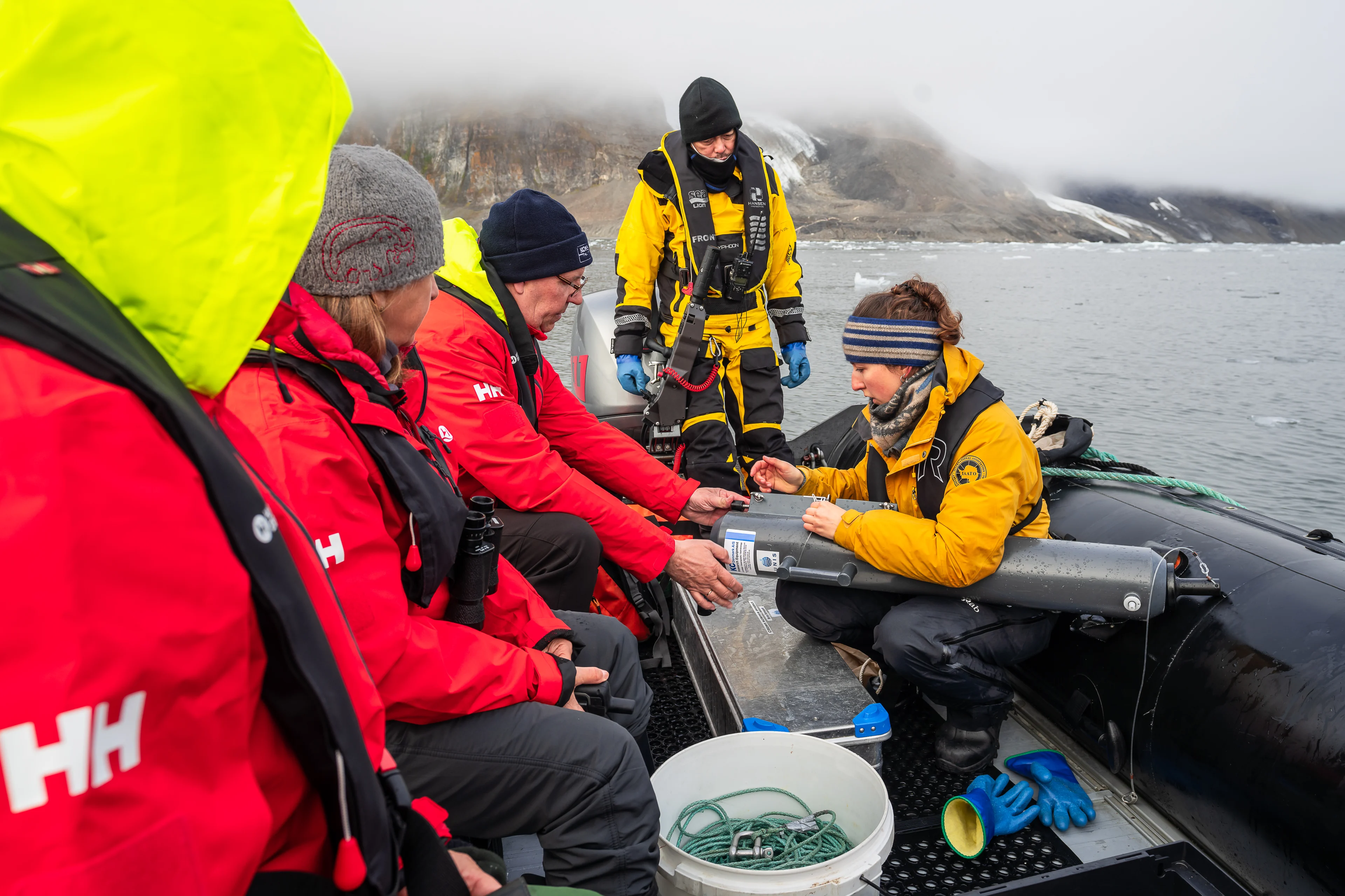 Passagers et équipe d’expédition prélevant des échantillons d’eau au Hornsund, au large du Spitzberg. Crédit photo : Jan Hvizdal