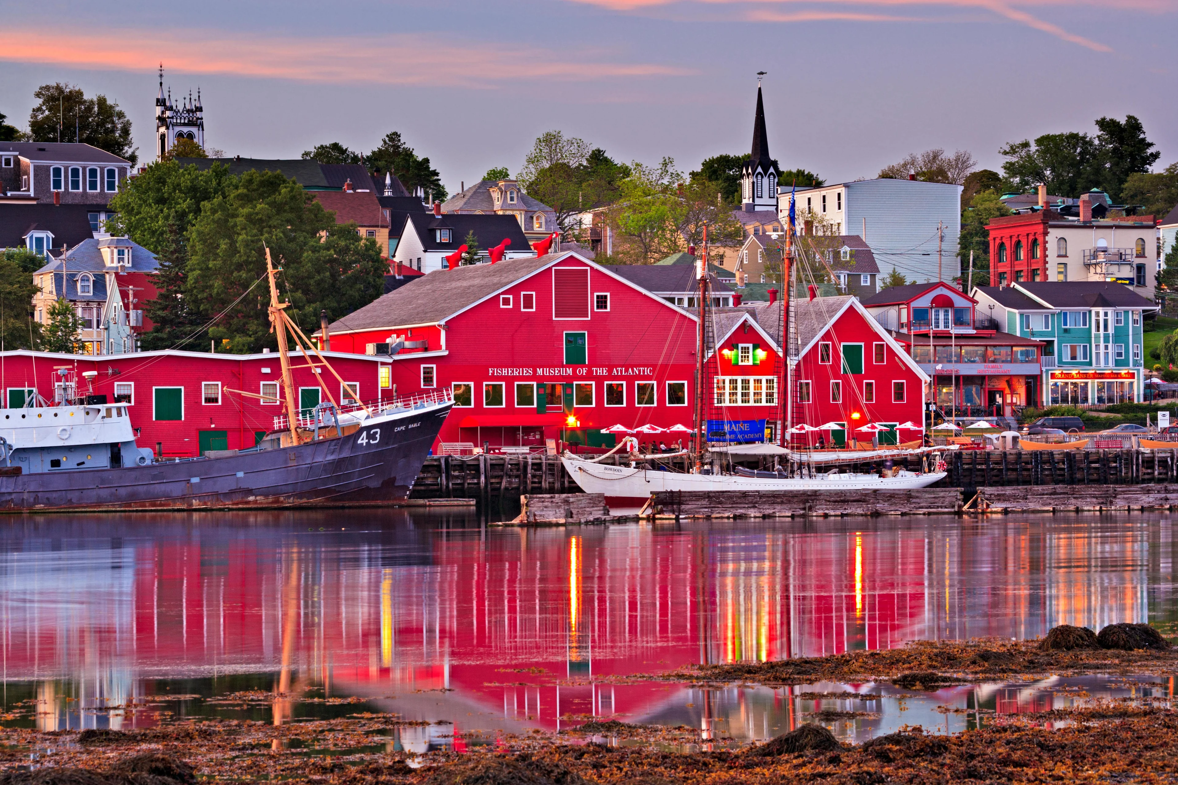 canada_lunenburg-harbour_fisheries-museum_all-canada-photos_alamy-stock-photo_f96ejx-min.jpg