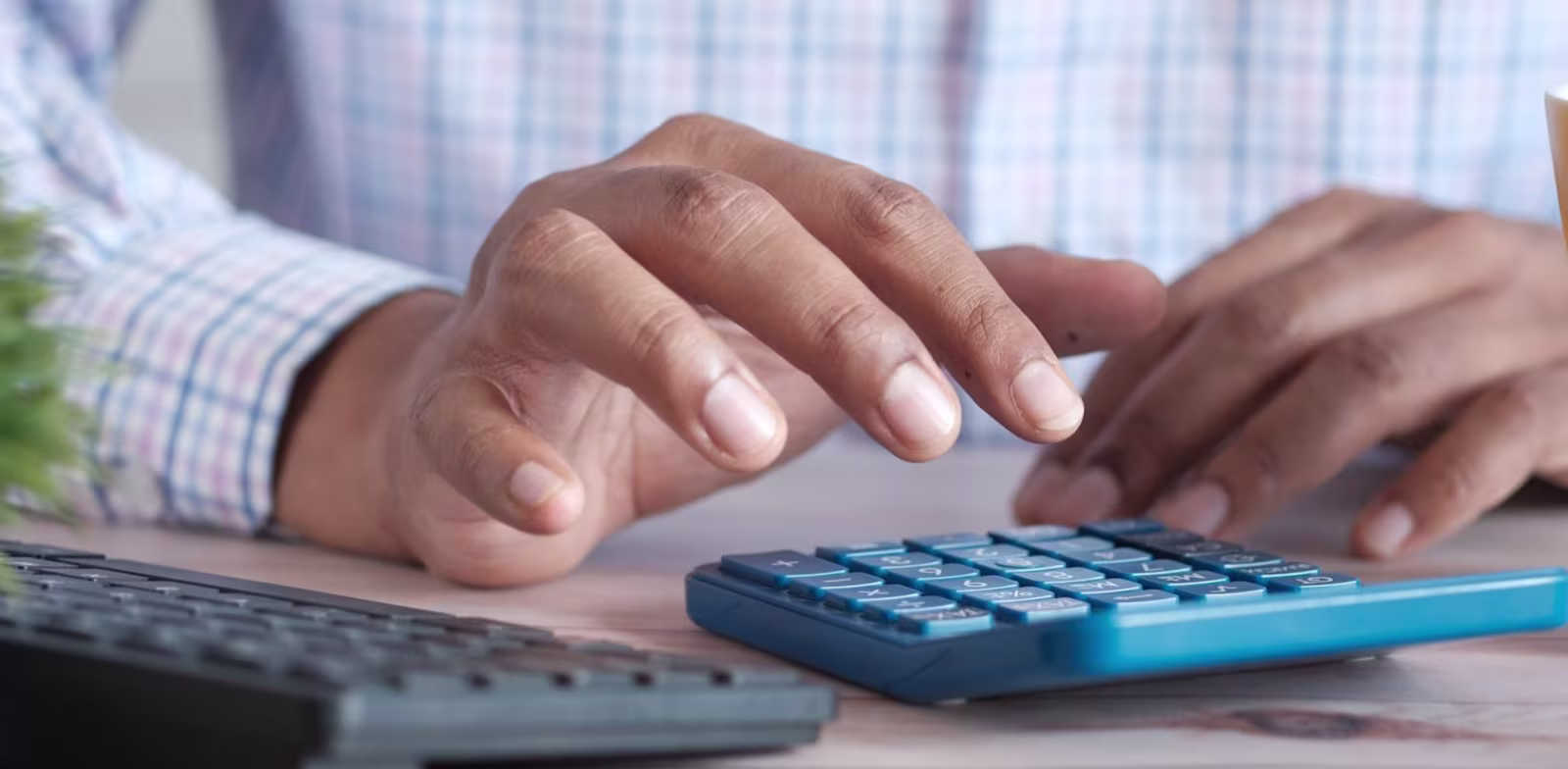 frais-virement-international Personne qui calcule ses frais de virement international