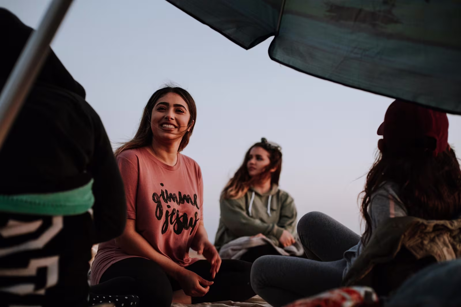 Círculo de jóvenes sonriendo Círculo de jóvenes sonriendo