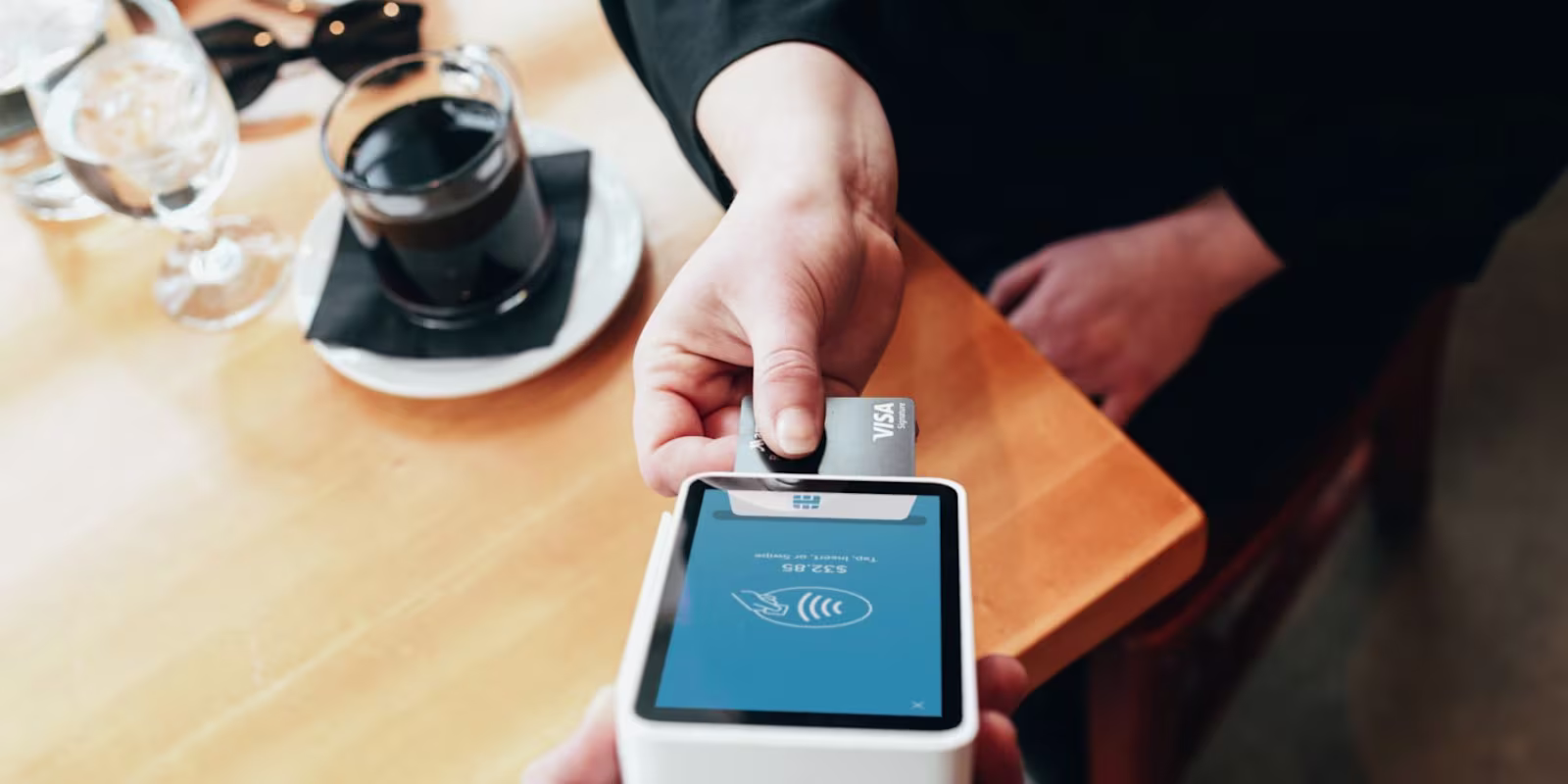 blog-code-swift-fr Personne payant par carte bancaire