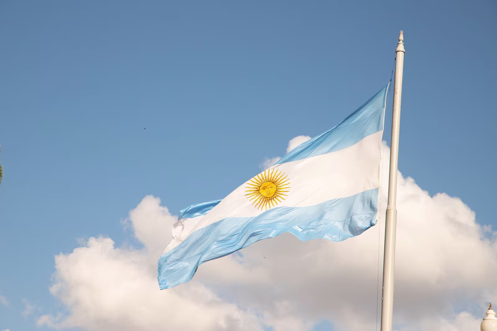 Bandera Argentina ondeando al aire