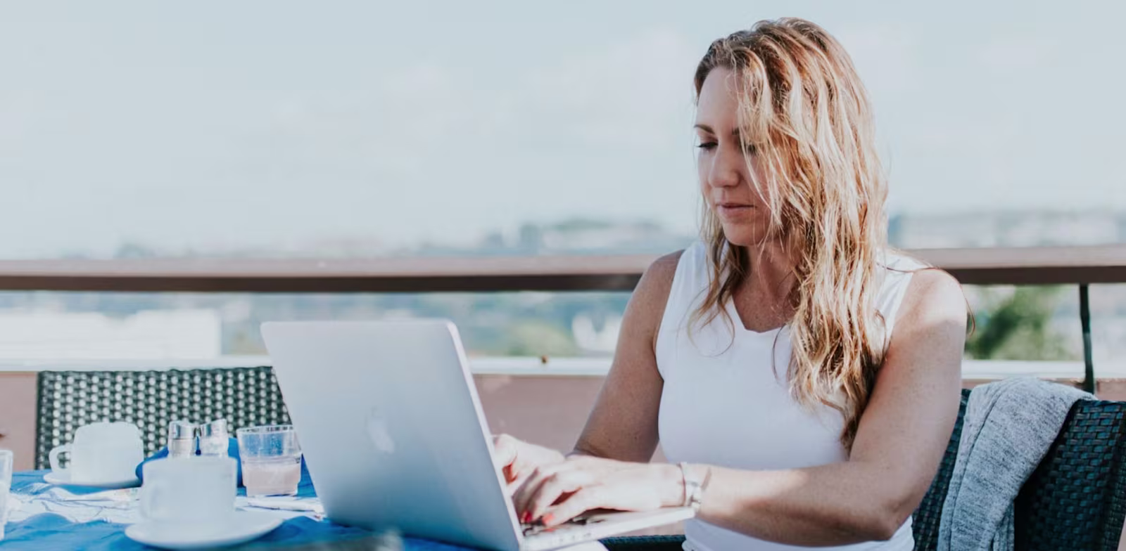 iban Femme sur un ordinateur