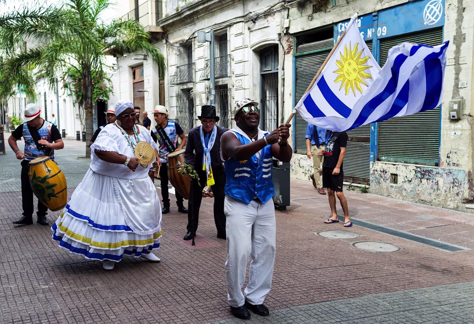 Habitantes de Senegal bailando danza popular