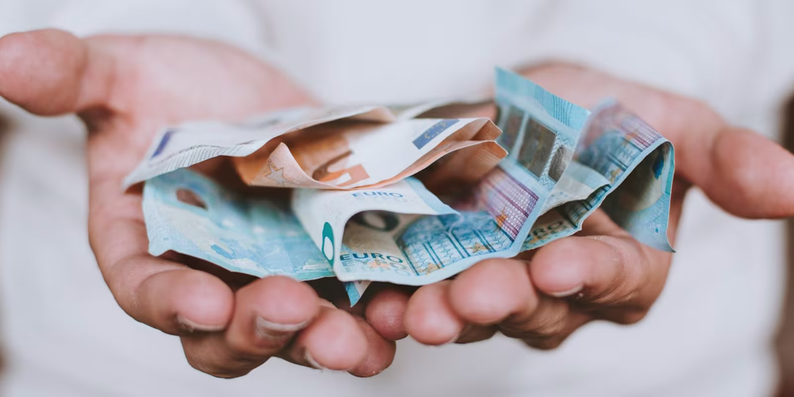 Mano sosteniendo euros.