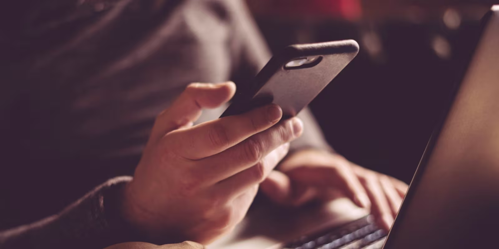 blog-comment-annuler-un-virement Personne portable en main