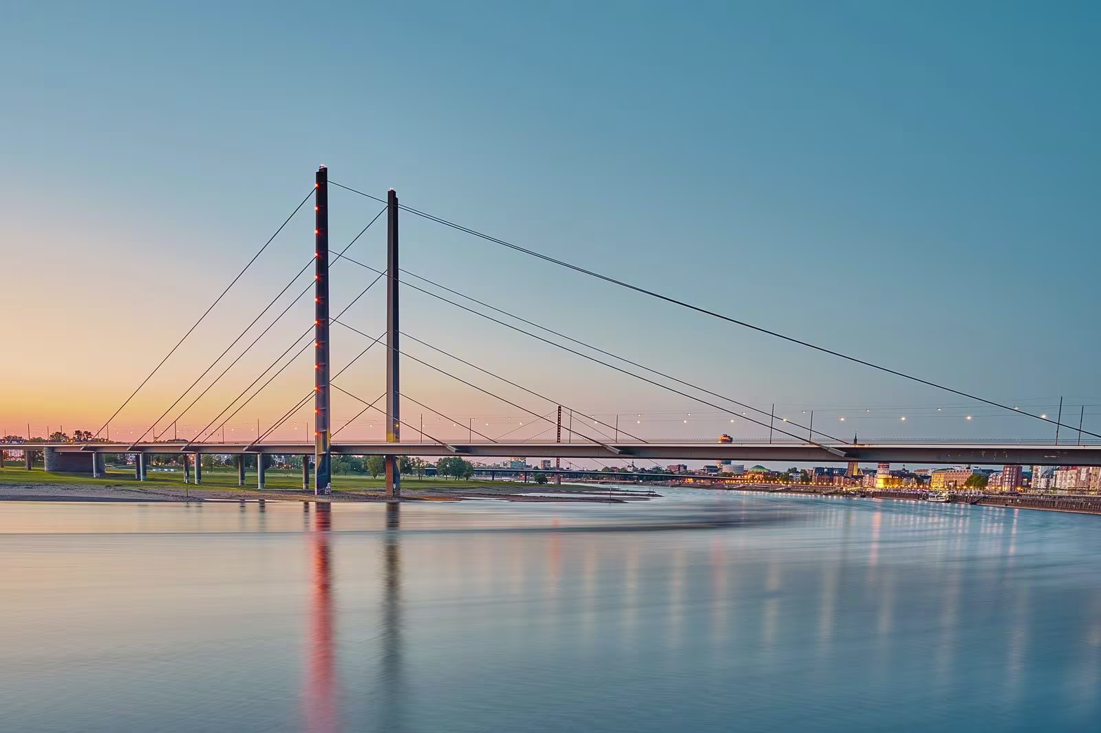 A photo of a bridge over the sea in Düsseldorf