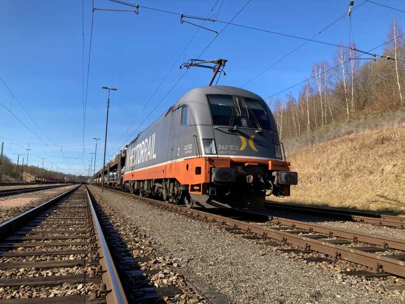 Ein Güterzug von Hector Rail in ländlicher Umgebung. 