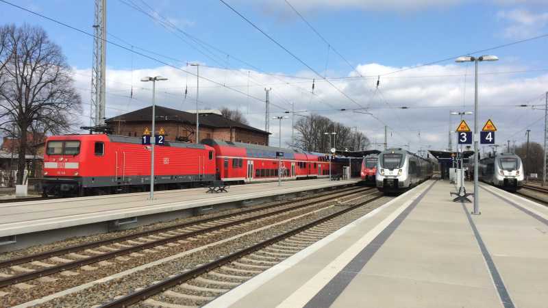 Man sieht den Bahnhof Ruhland, an dessen Gleisen Züge stehen.
Copyright: VBB/Arm