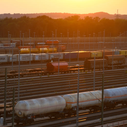 Güterwagen im Abendlicht auf dem Rangierbahnhof Maschen