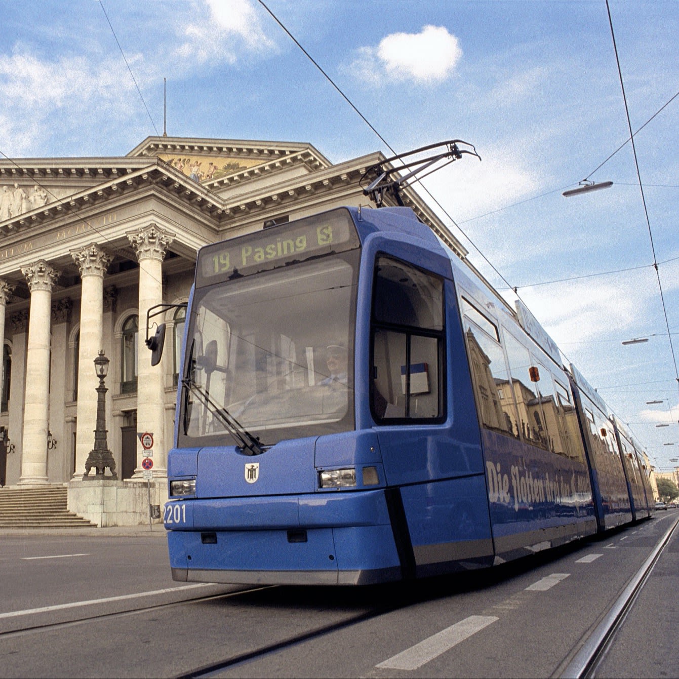 Eine Tram des Typs R3.3 vor der Münchner Oper.
Copyright: MVG/Kerstin Groh