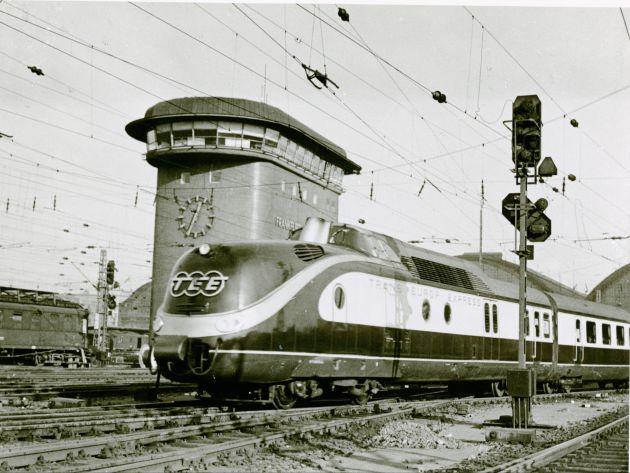 Das Bild zeigt ein Schwarz-Weiß-Foto eines alten TEE-Zugs aus den 70ern.