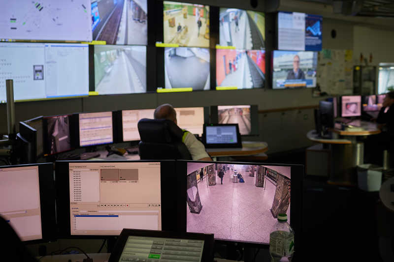 Man sieht viele hellaufleuchtende Bildschirme in der BVG-Sicherheitszentrale.