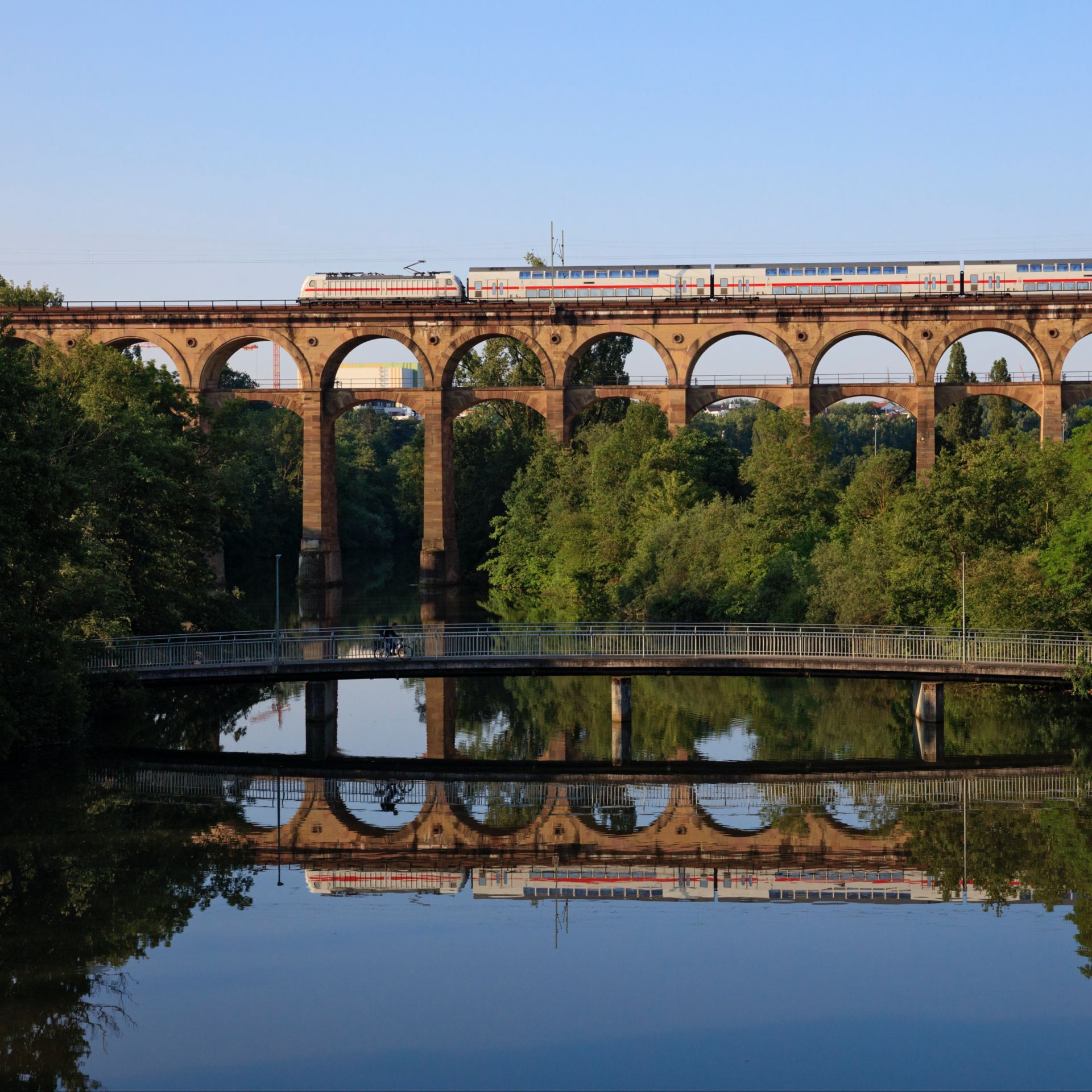 Eisenbahnbrücke über das Enztal in Bietigheim-Bissingen - DB Fernverkehr mit Ellok Baureihe 147.5 und Twindexx als IC 2063 unterwegs