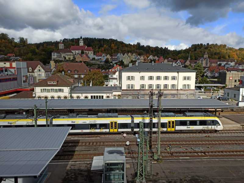 Im Bahnhof Horb muss für das Elektronische Stellwerk unter anderem ein Modulgebäude errichtet werden (Oktober 2021). (Quelle: DB Netz AG)