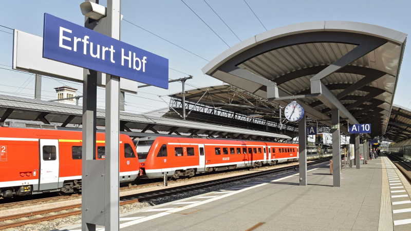 Das Foto zeigt ein Gleis am Erfurter Hauptbahnhof. Im Hintergrund sieht man einen roten Zug der Deutschen Bahn. Mit seinem Fernbahnhof avanciert die Landeshauptstadt Thüringens zum Tor für ganz Ostdeutschland.
Copyright: Deutsche Bahn AG/ Christian Bedeschinski
