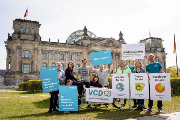 Mitglieder des VCD stehen mit Schildern für dem Reichstagsgebäude in Berlin