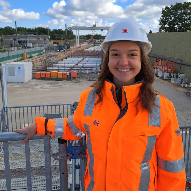 Eine BauIngenieurin, Élise Fredebohm, in organener Kleidung und Helm im Portrait