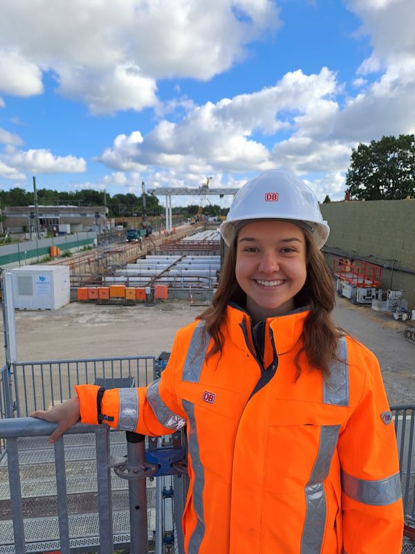 Eine BauIngenieurin, Élise Fredebohm, in organener Kleidung und Helm im Portrait