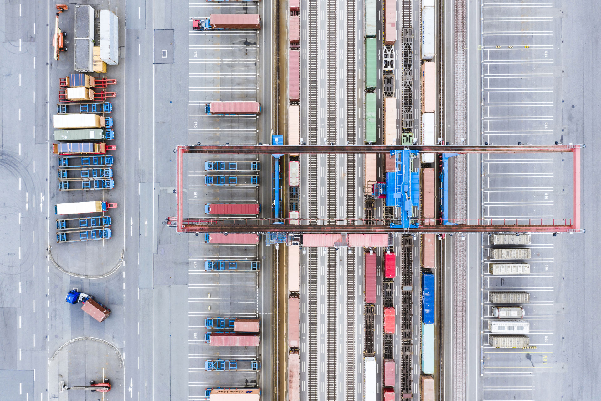 Von der Schiene in den Lkw: So funktioniert Kombinierter Verkehr in Hamburg.