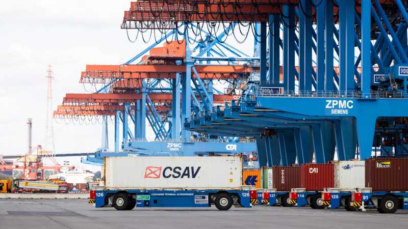 ein automatisiertes Fahrzeug fährt Container vom Hafen zum Containerlager.