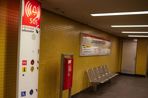 In einem BVG-Bahnhof ist eine weiße Notrufsäule zu sehen.