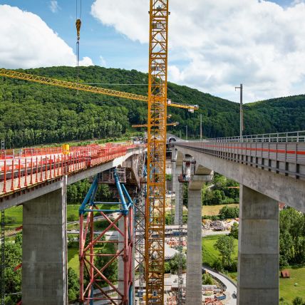 Auf dem Bild sieht man die Filstalbrücke, die gerade Stück für Stück aufgebaut wird für eine Neubaustrecke der Bahn.
Copyright: Florian Roser