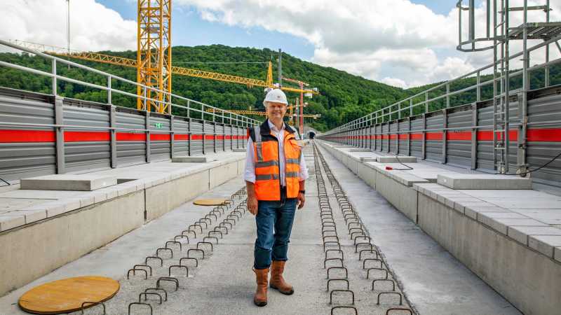 Man sieht den Vositzenden der Geschäftsführung des DB Projekts Stuttgart - Ulm GmbH auf der Baustelle der Filstalbrücke stehen.
