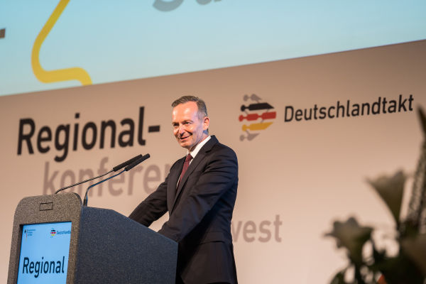 MdB Dr. Volker Wissing spricht bei der Regionalkonferenz Süd-West auf der Bühne hinter einem Pult
