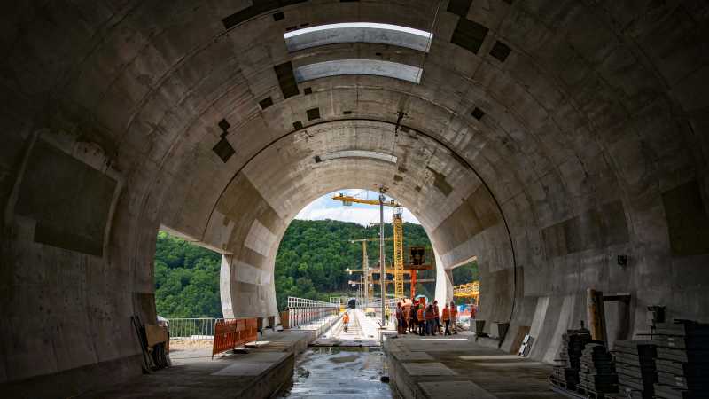 Man sieht von der Baustelle des Steinbühltunnels auf die Filstalbrücke hinaus.