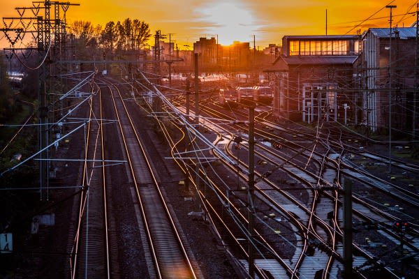 Schienen bei Gegenlicht am Abend