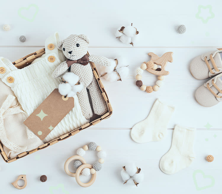 Baby shower ideas: basket with clothes, toys and baby stuff