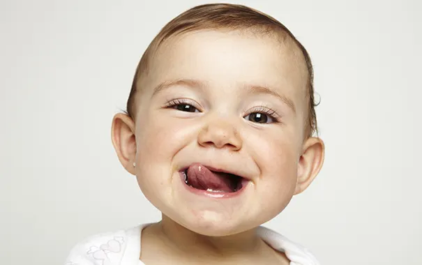 7 vinkkiä ja tee-se-itse-keinoa helpottamaan vauvan oloa hampaiden  puhjetessa