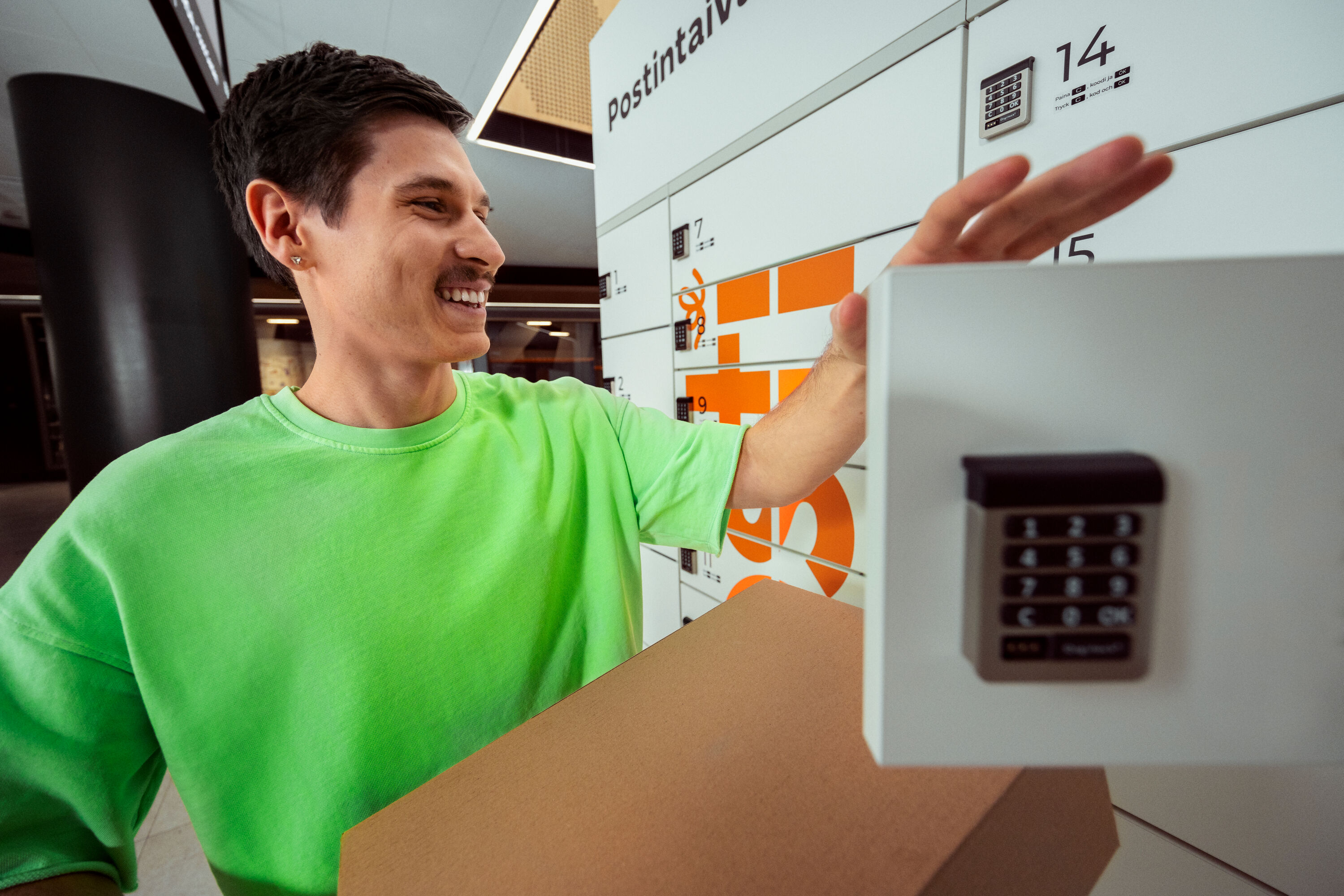 A customer at the Posti Parcel Point.