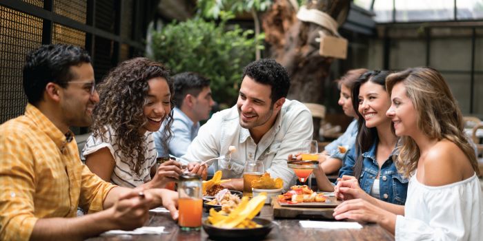 Resultado de imagen de cena con amigos