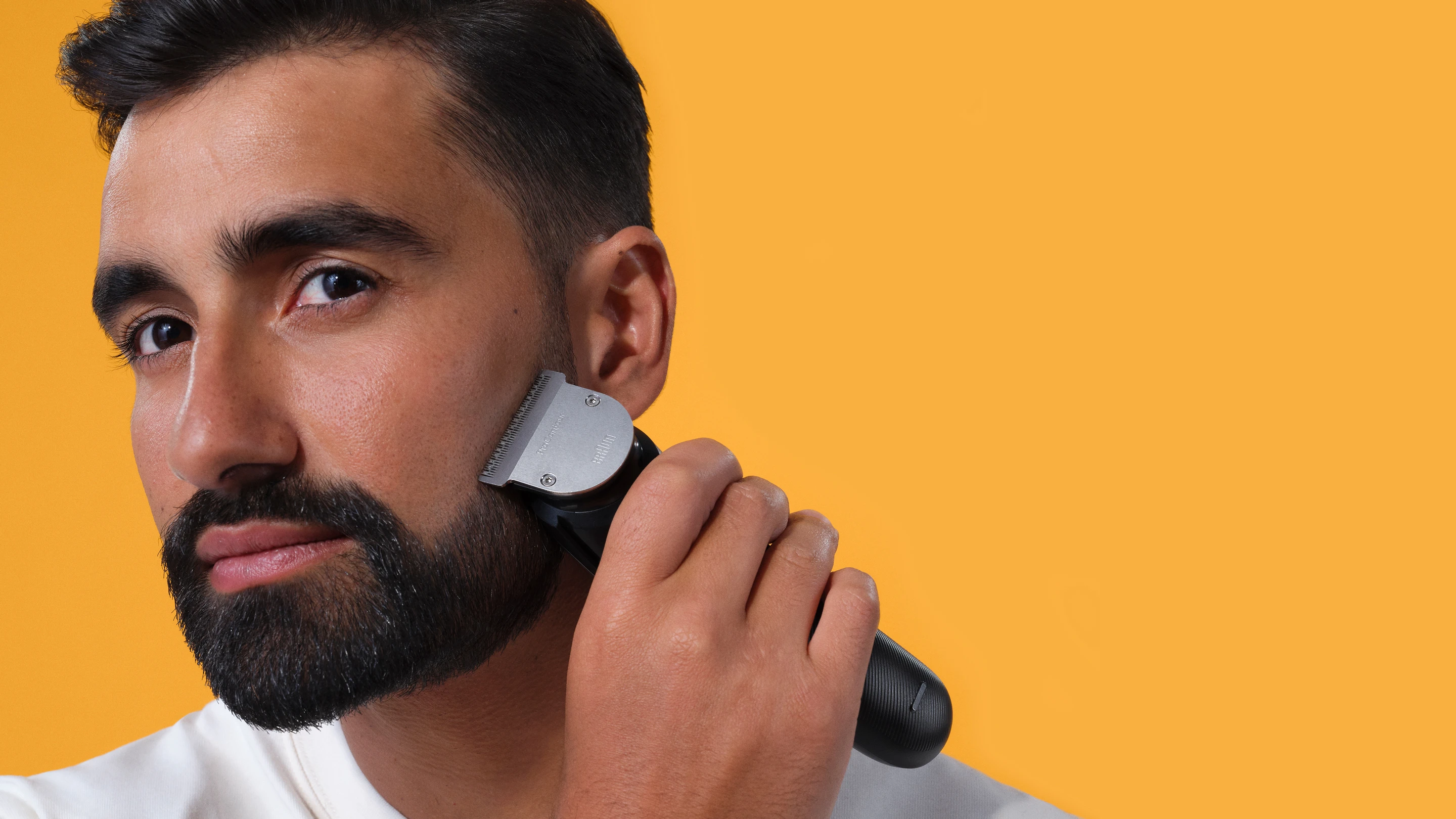 Muškarac koristi trimer za bradu na bradi
