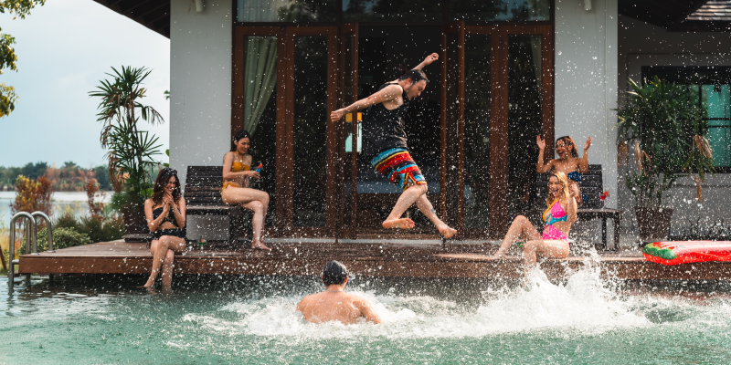 Media Card - Party Resort -