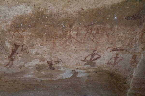 Dibujos grabados en piedra en Twyfelfontein en Namibia