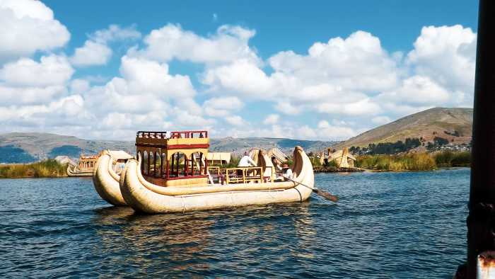 embarcacion de los uros en lago titicaca en peru