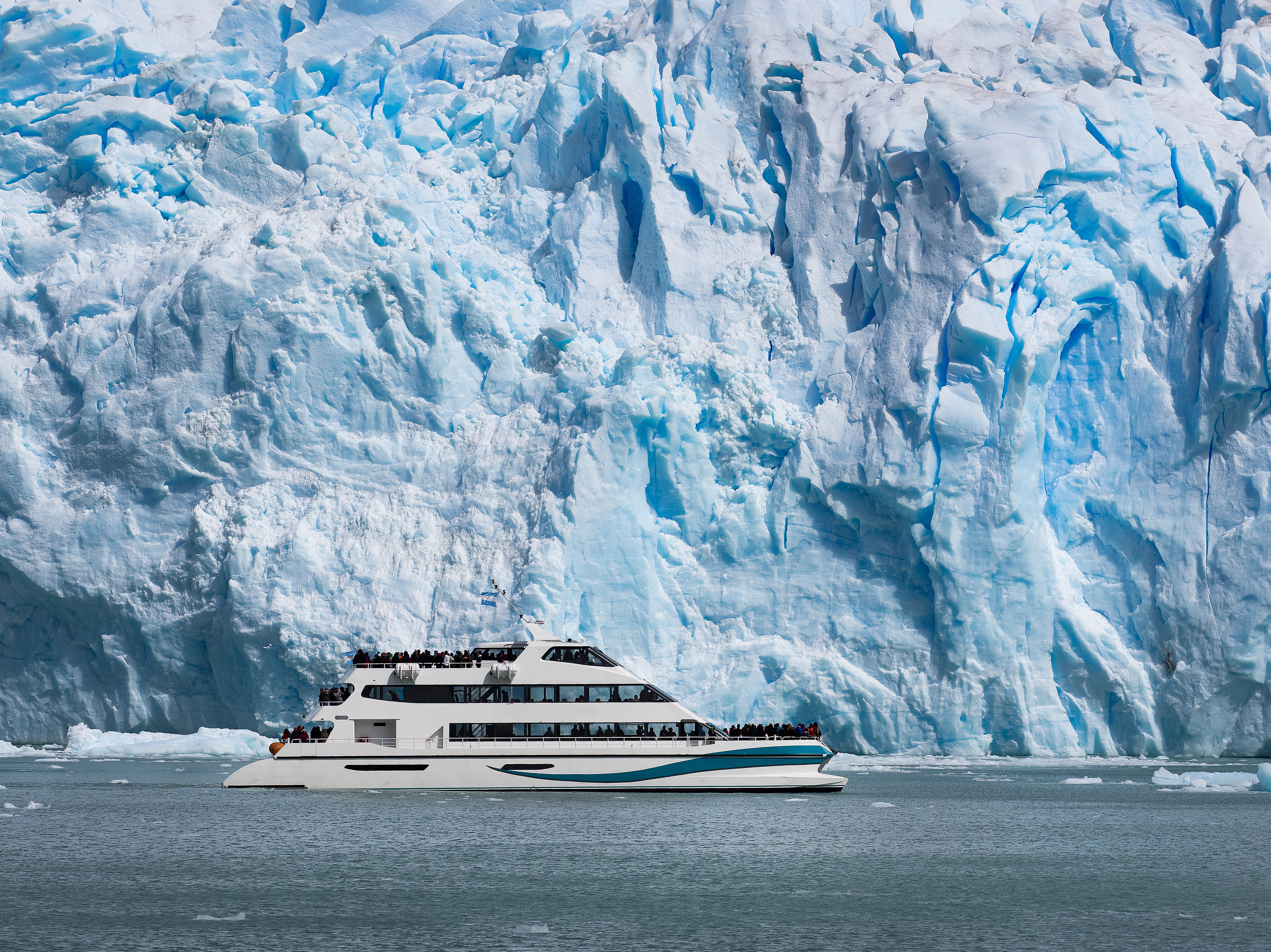 Navegación frente al Glaciar Perito Moreno en el Parque Nacional Los Glaciares, Patagonia. 