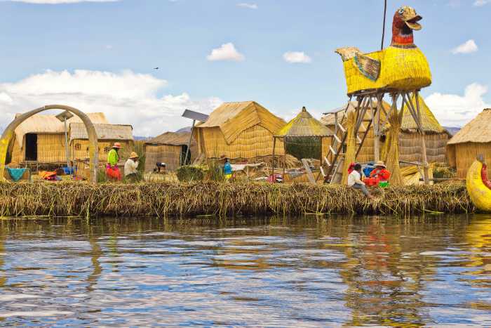 Poblado de los uros en lago titicaca en peru
