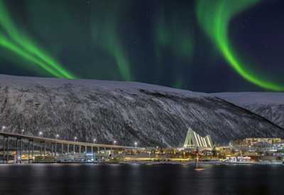 Tromso en invierno con auroras boreales