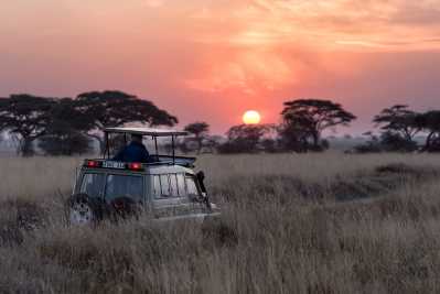 Atardecer en un safari en Tanzania