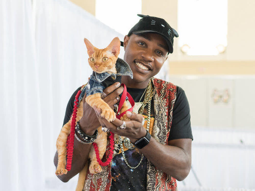 moshow with his cat