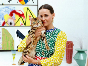 jewelry designer caitlin mociun and her bengal at cleo