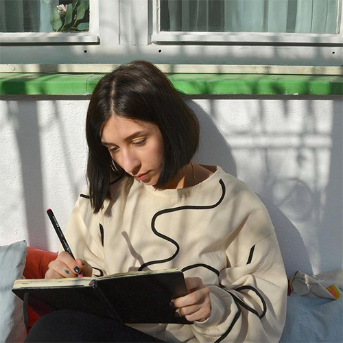 Livia Fălcaru drawing in a sketchbook