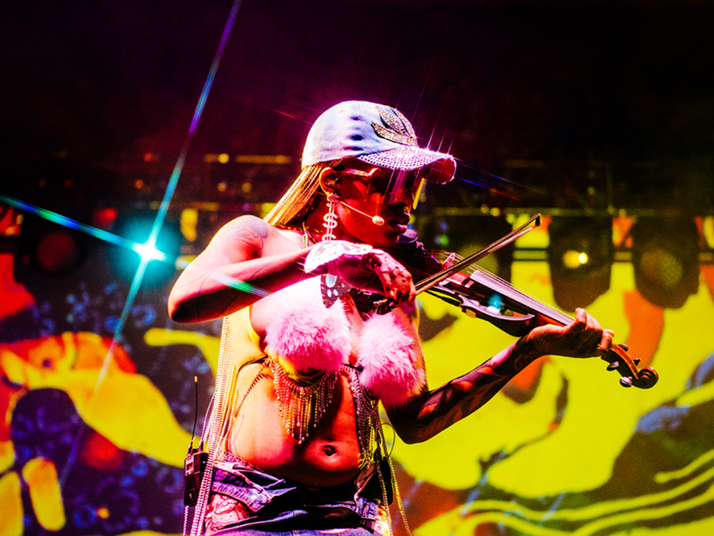 Sudan Archives playing violin on stage