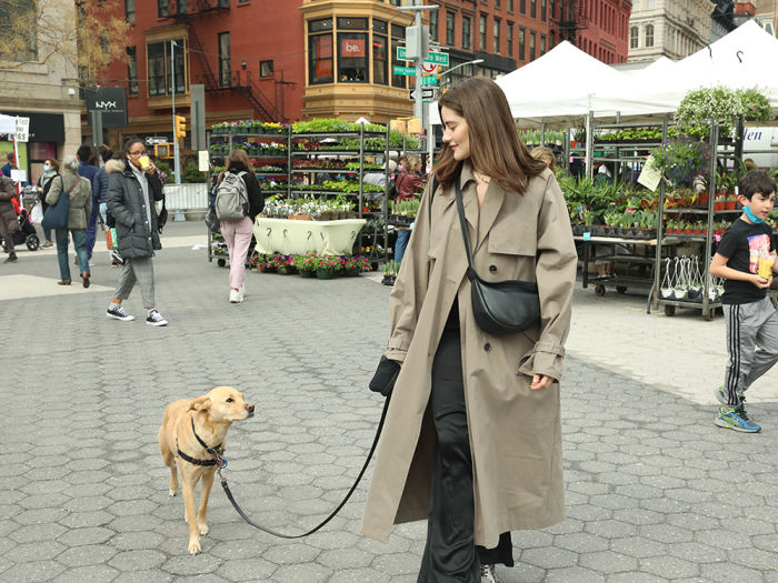 Lauren Singer and her rescue dog in an outdoor market